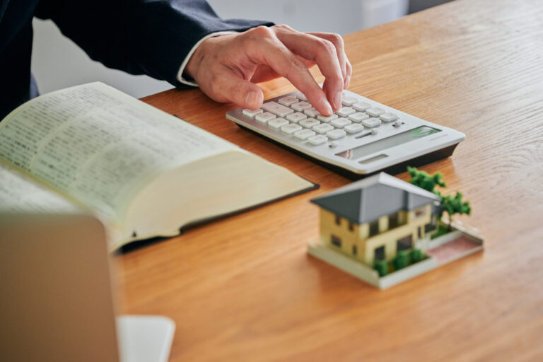 【2026年版】実家は「生前に売る」と「相続後に売る」どちらが税金で得？プロが徹底比較